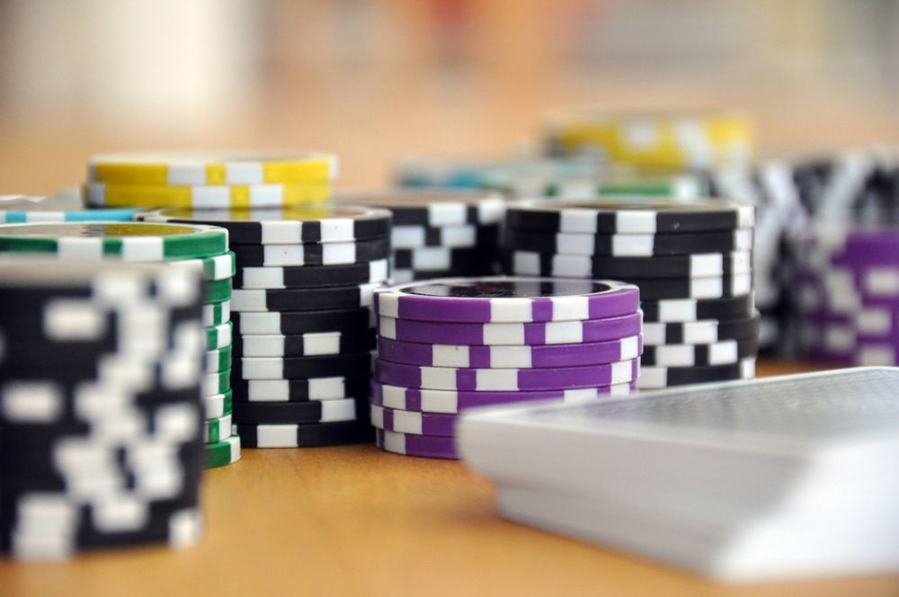 Kartu remi dan chip poker di atas meja