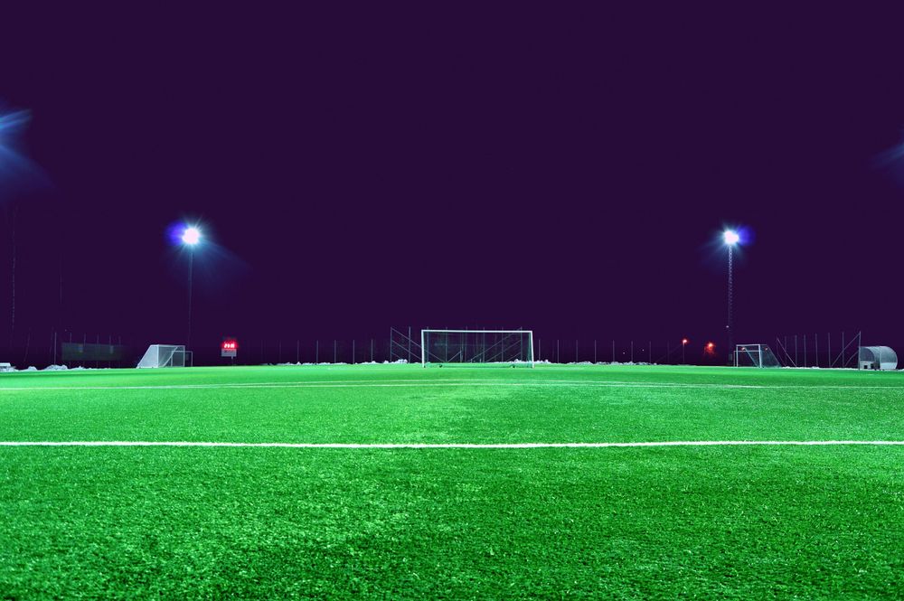 Lapangan sepak bola hijau dengan garis putih