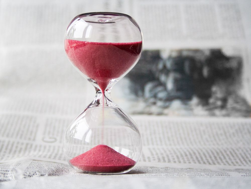 Jam pasir dengan pasir merah