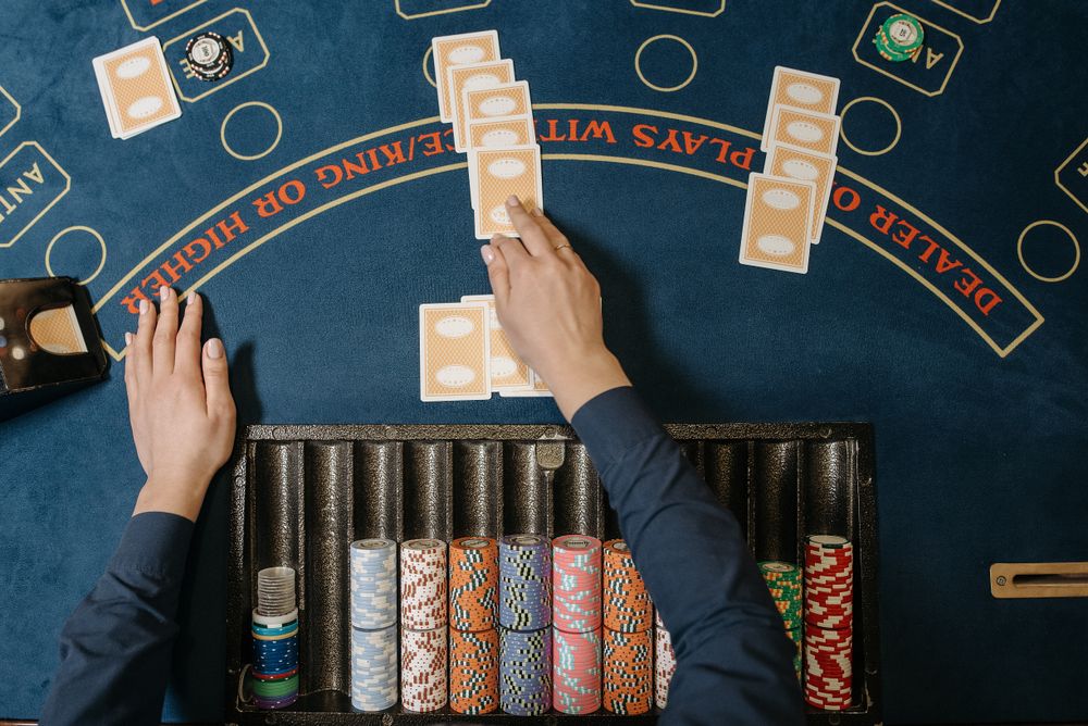 Dealer membagikan kartu blackjack di meja kasino