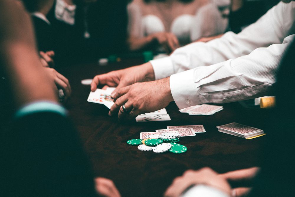 Pemain poker menumpuk chip di atas meja