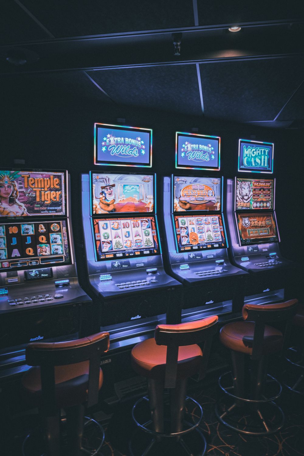 Barisan mesin slot menyala di ruang kasino